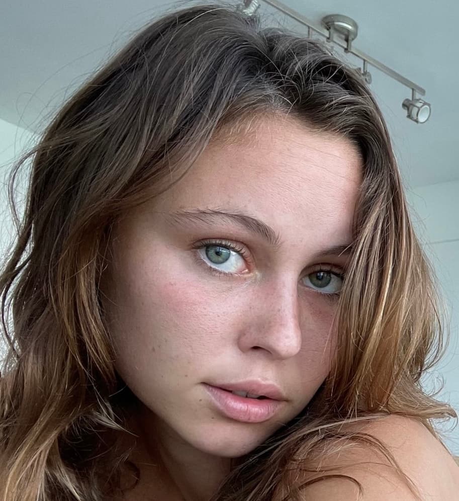 Stella Barey portrait